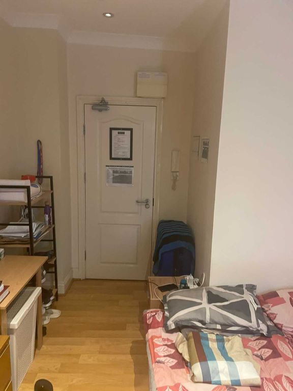 Studio to rent in High Street, Acton W3, £1,150 pcm