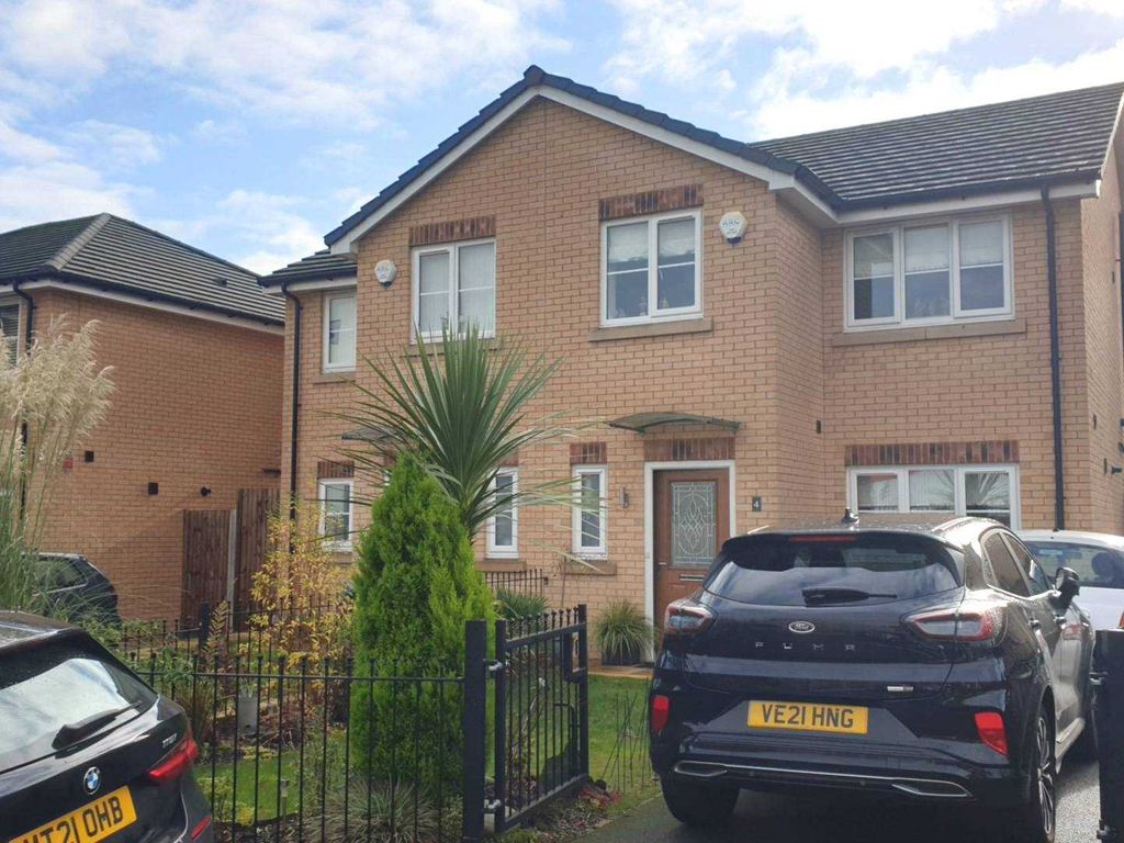 3 bed property to rent in Magna Drive, Manchester M8, £1,600 pcm