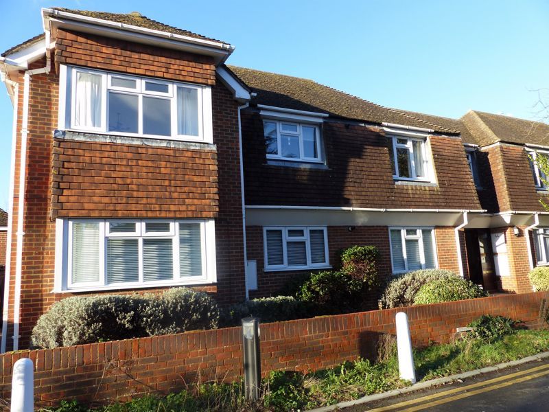 2 bed flat for sale in Liston Road, Marlow SL7, £439,950