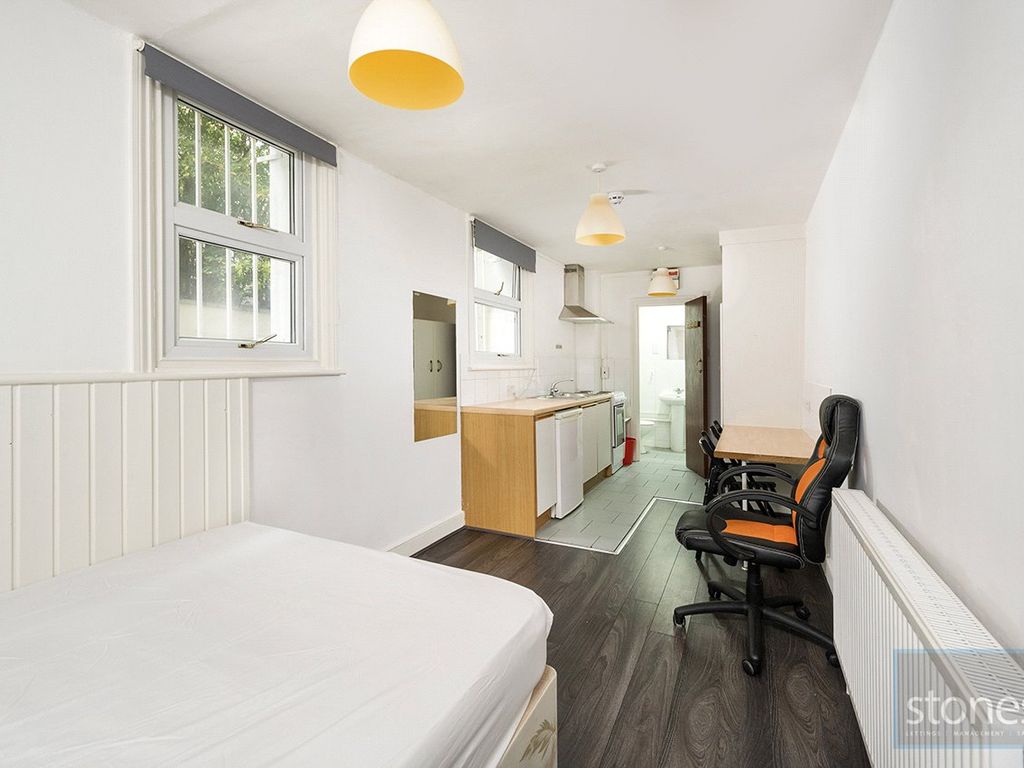 Studio to rent in Belsize Park, London NW3, £1,250 pcm