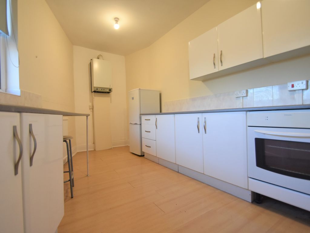 2 bed flat to rent in Mafeking Road, Southsea PO4, £1,050 pcm