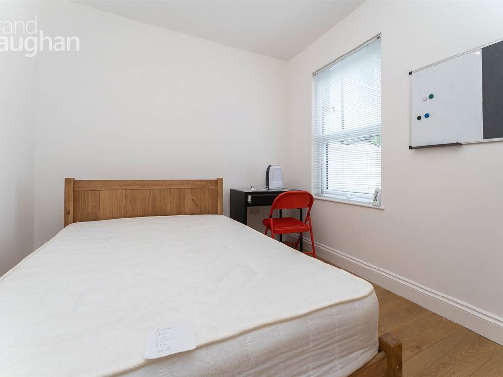2 bed flat to rent in Bear Road, Brighton BN2, £1,750 pcm