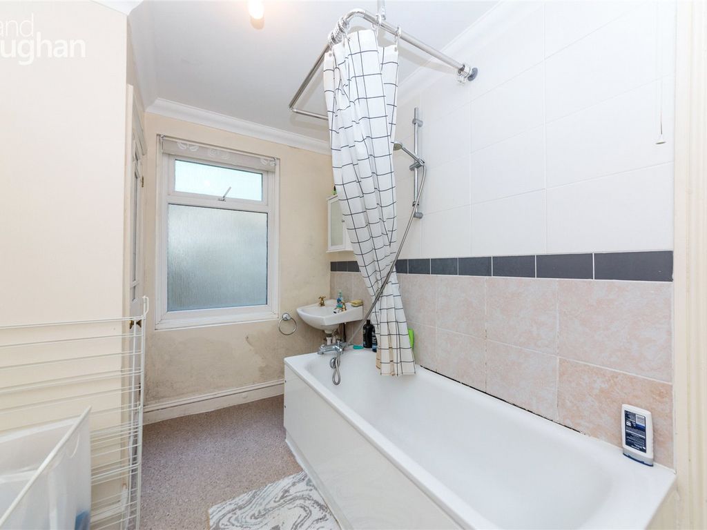 2 bed flat to rent in Bear Road, Brighton BN2, £1,500 pcm
