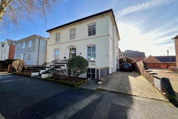 Room to rent in 33 Avenue Road, Leamington Spa CV31, £625 pcm