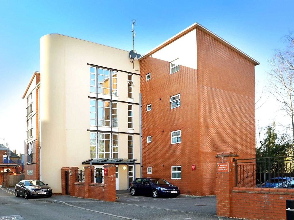 1 bed flat for sale in Callingham Court, Post Office Lane, Beaconsfield HP9, £275,000