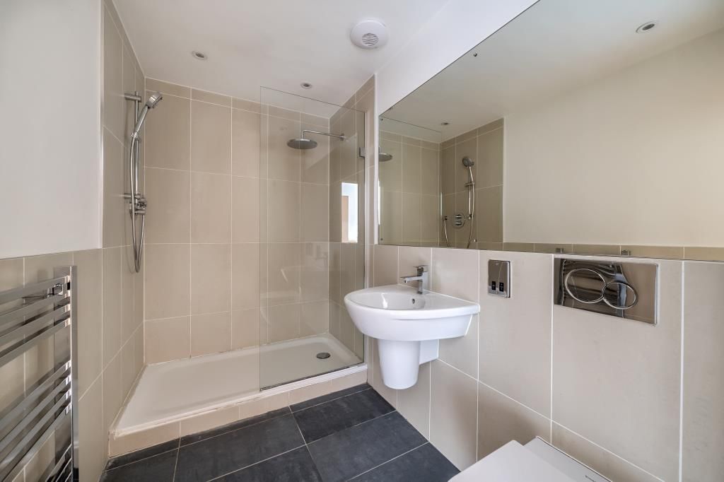 2 bed flat for sale in Amersham, Buckinghamshire HP6, £350,000