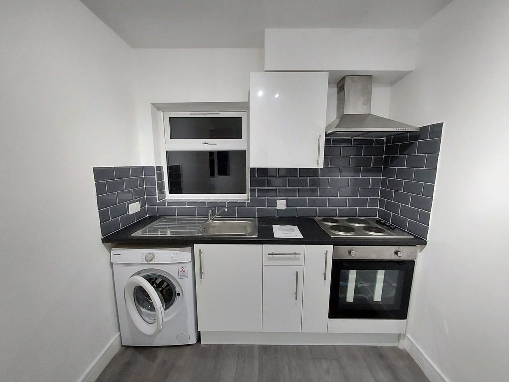 1 bed flat to rent in Park Lane, London N17, £1,100 pcm