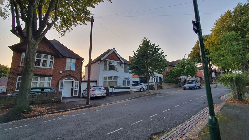 2 bed shared accommodation to rent in Harlaxton Drive, Nottingham NG7, £494 pcm