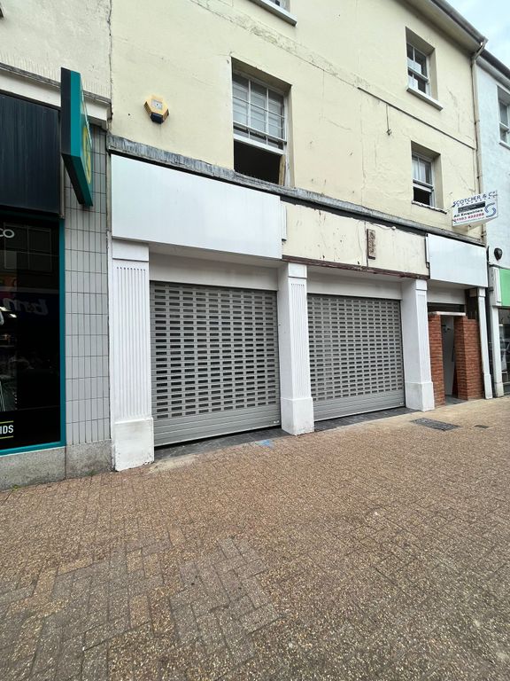 Retail premises to let in High Street, Newport PO30, £24,500 pa