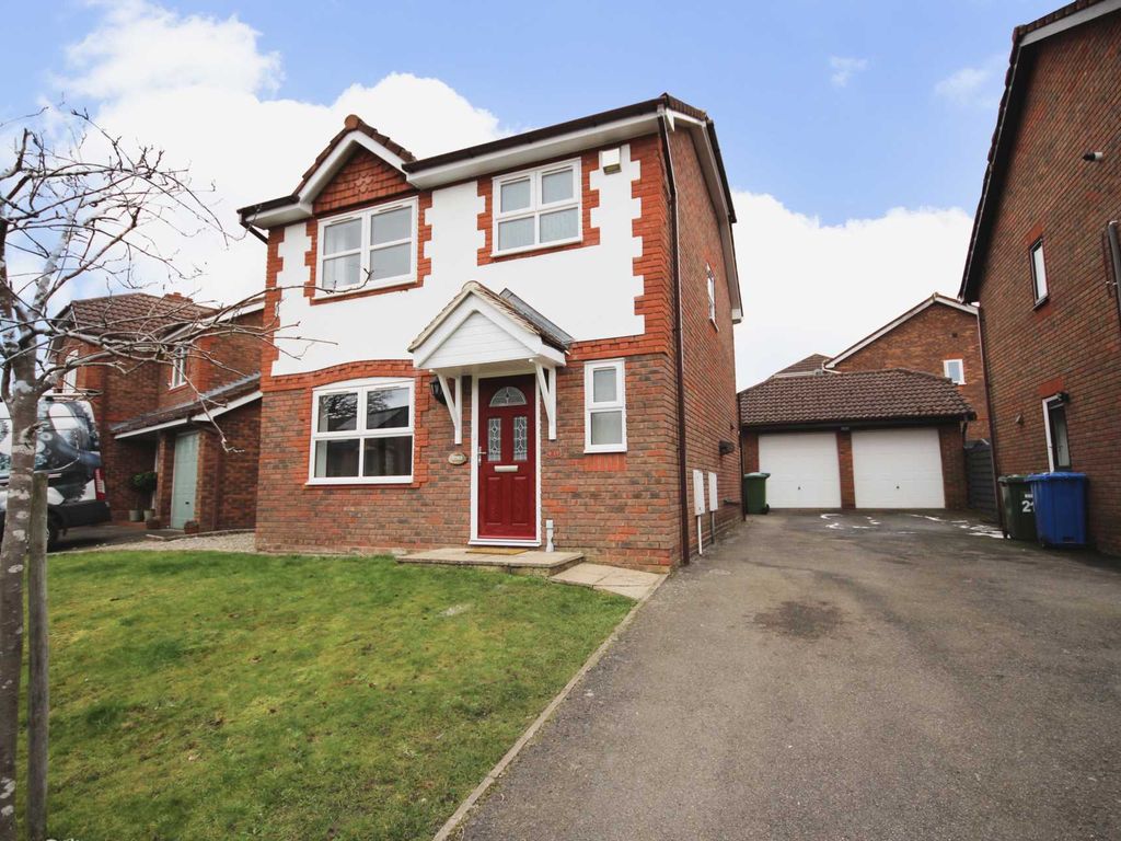 3 bed detached house to rent in Roman Way, Bracknell RG42, £2,000 pcm