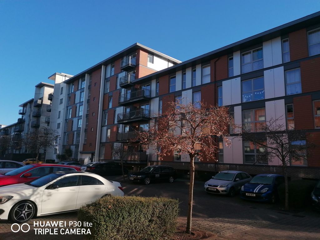 2 bed flat to rent in Commonwealth Drive, Crawley RH10, £1,400 pcm