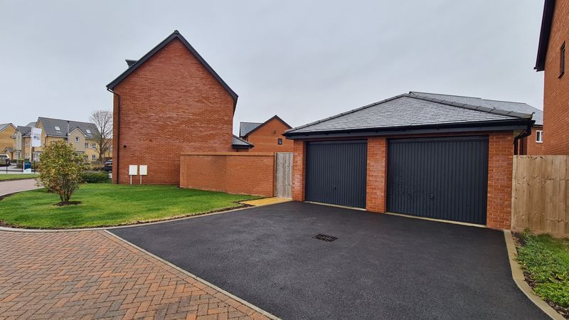 5 bed detached house to rent in Valehouse Close, Peterborough PE7, £2,500 pcm