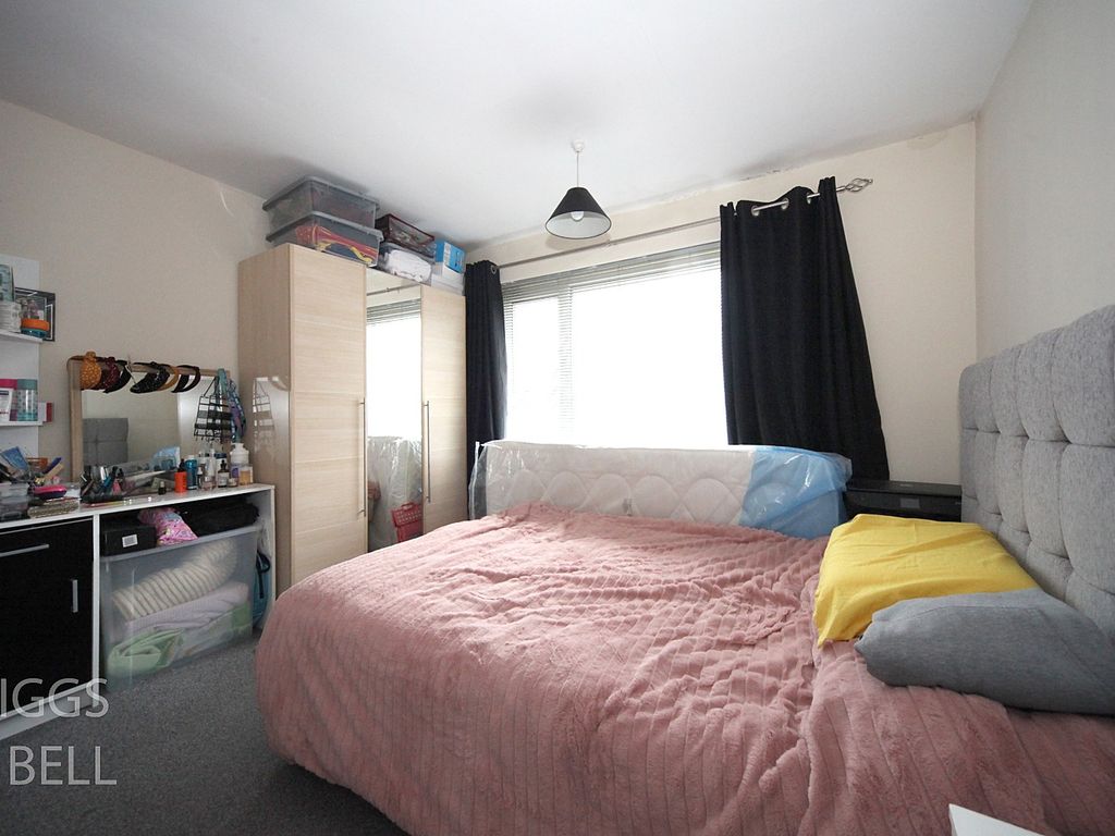 2 bed maisonette for sale in Birchen Grove, Luton, Bedfordshire LU2, £190,000