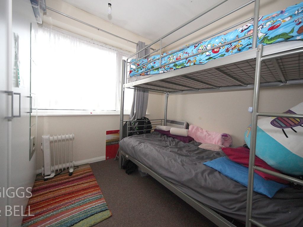 2 bed maisonette for sale in Birchen Grove, Luton, Bedfordshire LU2, £190,000