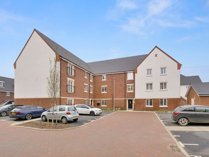 2 bed flat to rent in Cornwell Avenue, Crawley RH10, £1,700 pcm