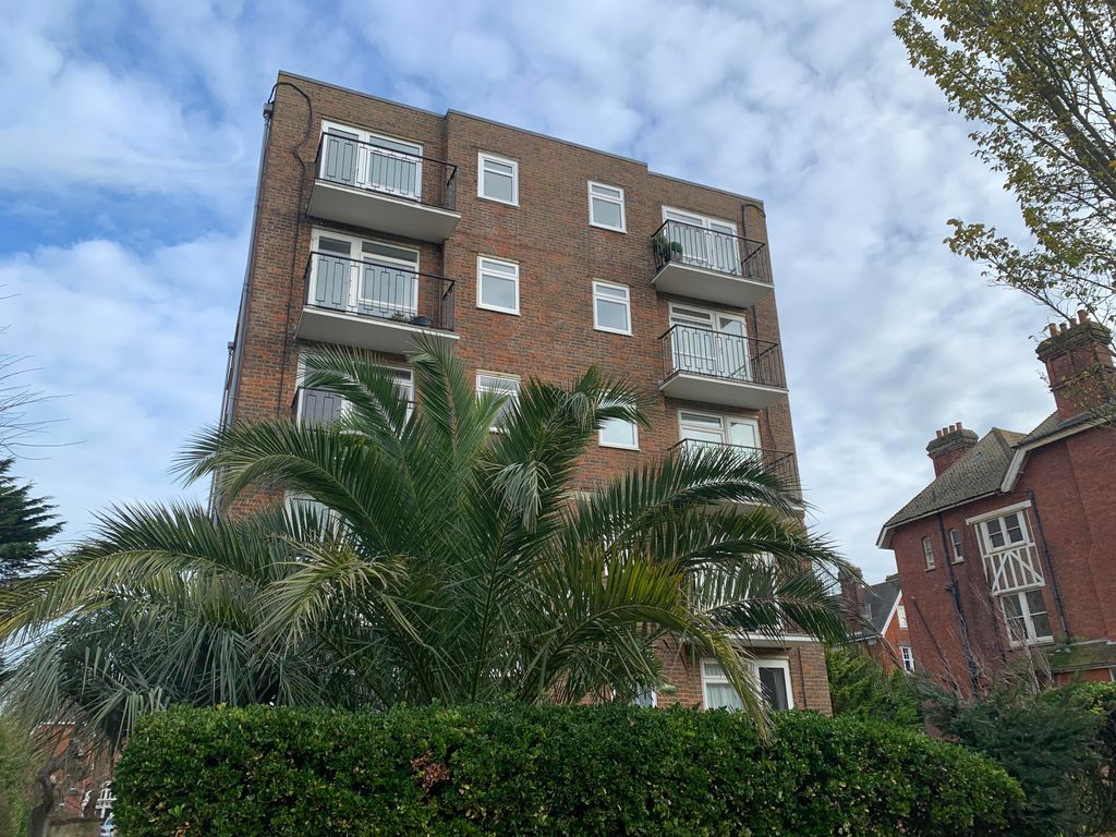 2 bed flat to rent in Granville Road, Eastbourne BN20, £1,250 pcm