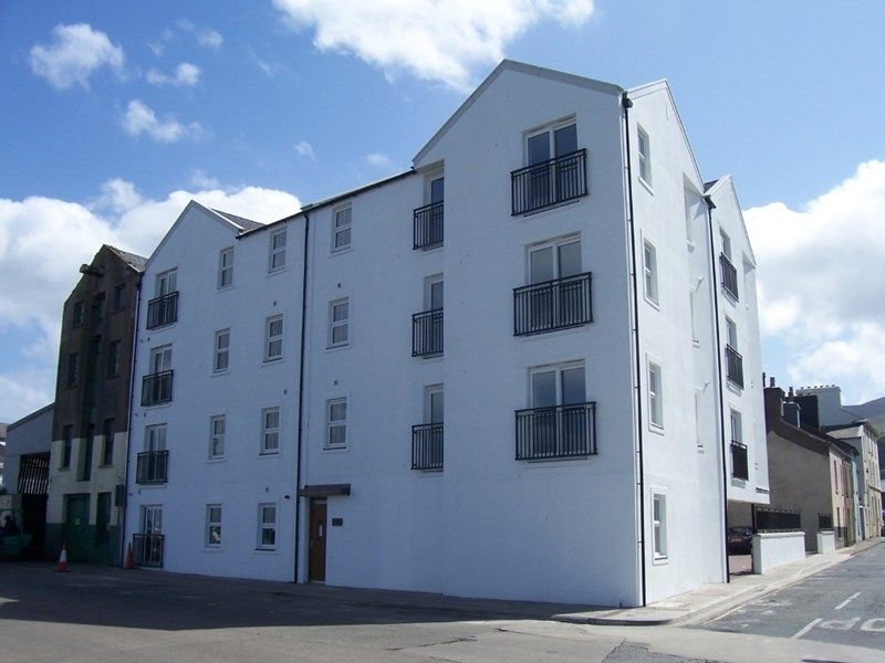 2 bed flat to rent in West Street, Ramsey IM8, £850 pcm