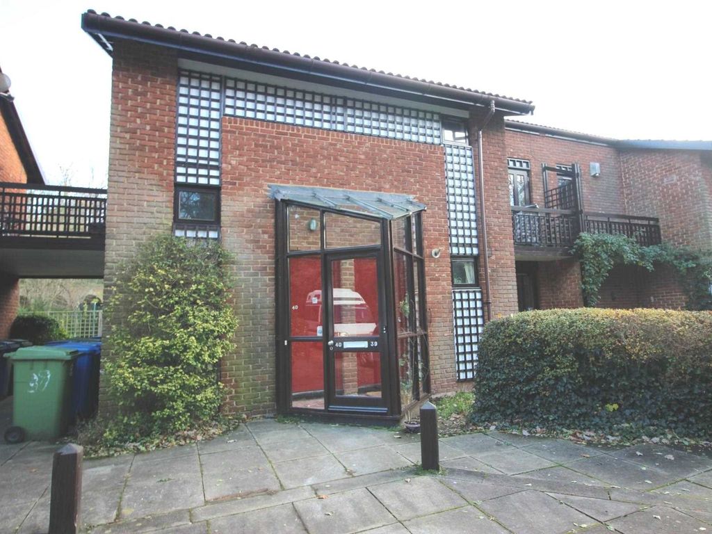 Studio to rent in Spinney Gardens, Crystal Palace SE19, £1,200 pcm