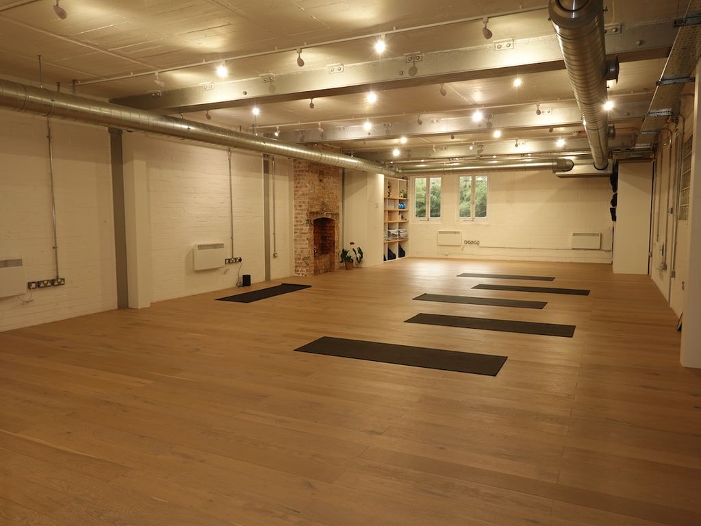 Warehouse to let in Gillett Square, Dalston Massive N16, £70,000 pa