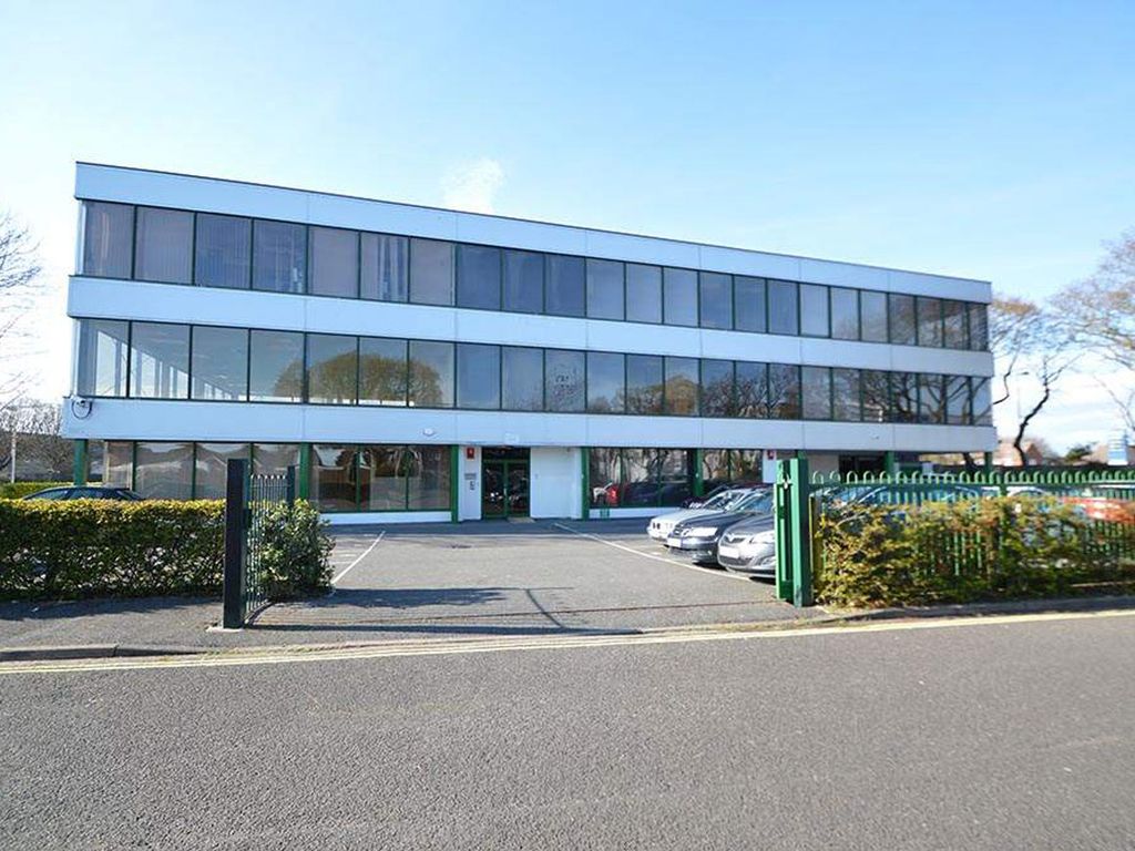 Office to let in 135 Somerford Road, Christchurch BH23, £35,424 pa