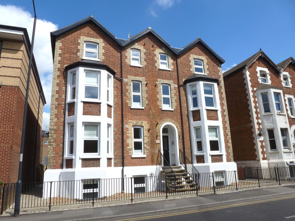1 bed flat to rent in York Road, Maidenhead SL6, £1,100 pcm