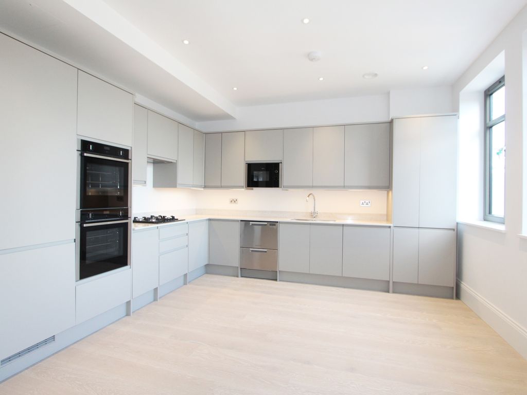 2 bed flat to rent in Green Lane, London NW4, £2,850 pcm