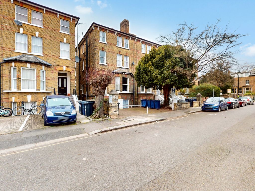 2 bed flat to rent in Grange Park, Ealing W5, £2,300 pcm