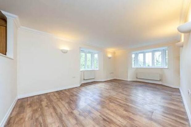 2 bed flat to rent in Oakhurst Court, Kenley CR8, £1,675 pcm