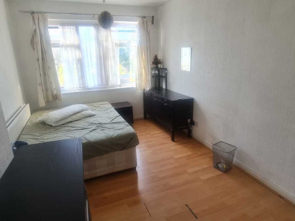 Room to rent in Old Oak Road, Acton W3, £900 pcm