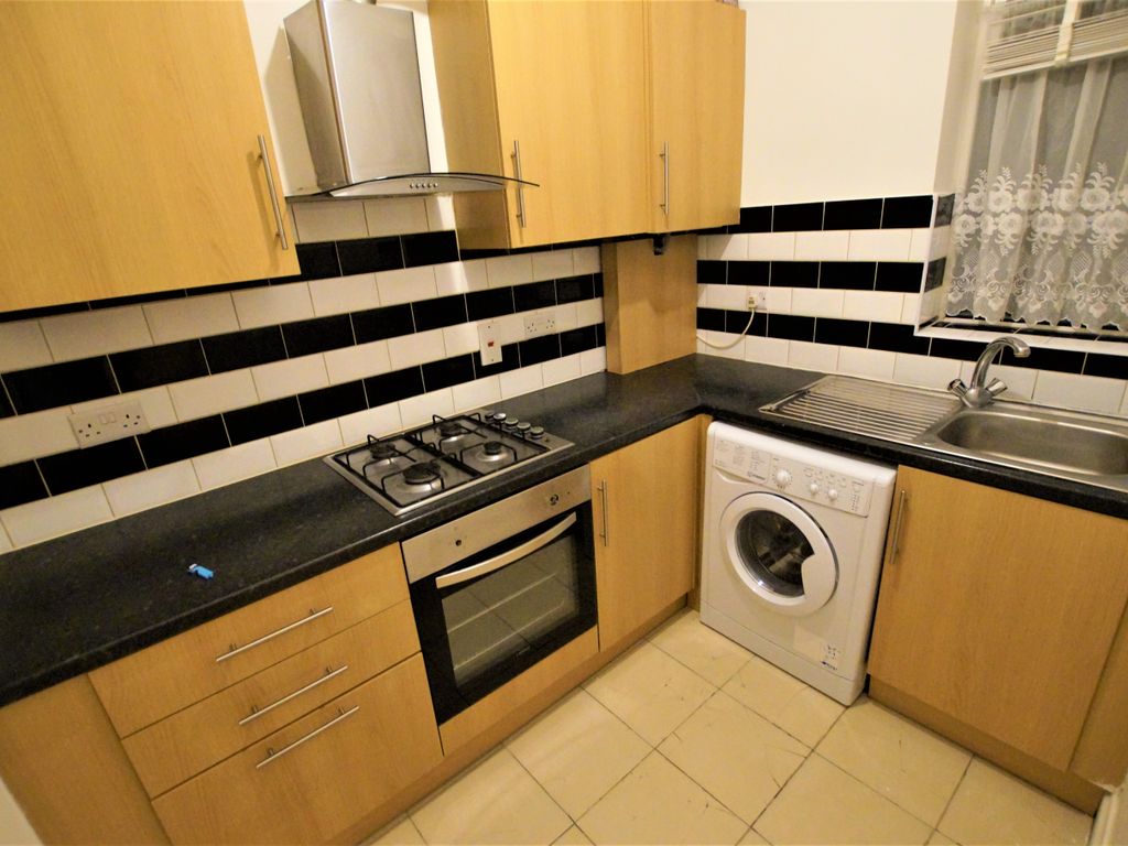 1 bed flat to rent in Green Lanes, Palmers Green N13, £1,100 pcm