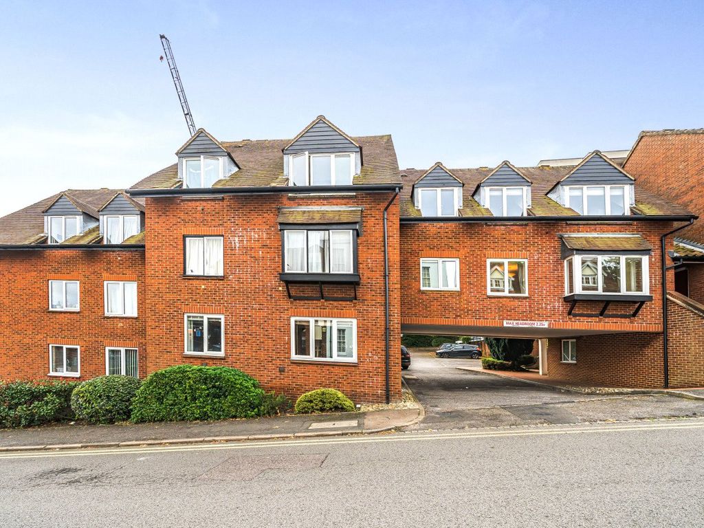 1 bed flat for sale in The Mount, Guildford GU2, £285,000