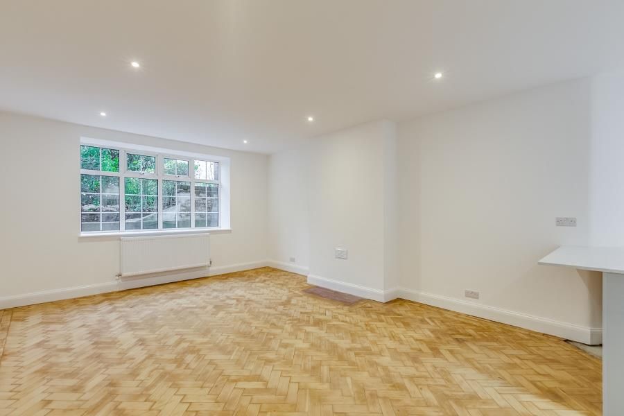 2 bed flat to rent in Wood Lane, Highgate N6, £2,800 pcm
