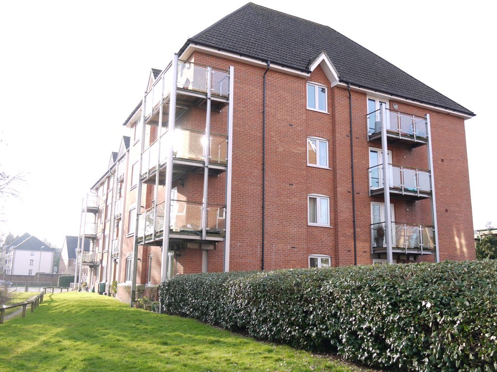 2 bed flat to rent in The Lamports, Alton GU34, £1,200 pcm