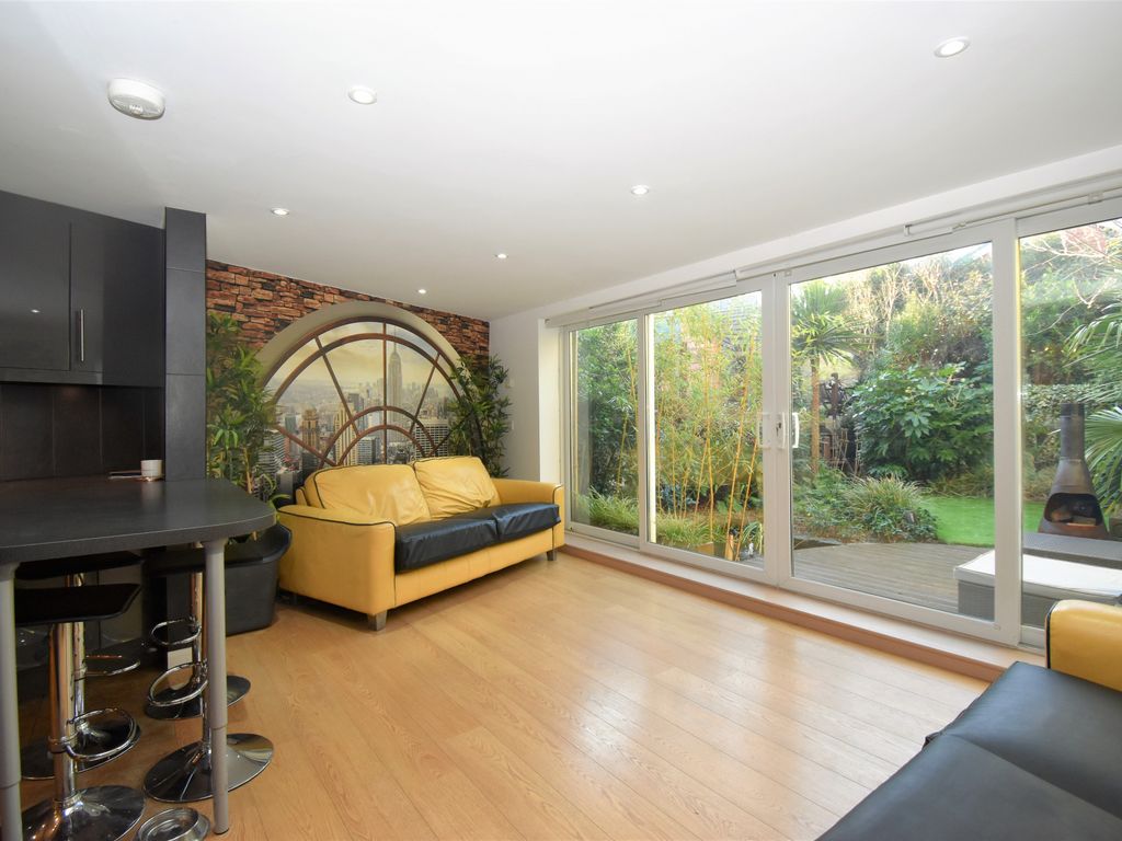 Studio to rent in Arundel Close, Warwick CV34, £895 pcm