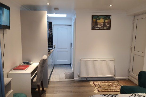 Studio to rent in Grampian Way, Luton LU3, £800 pcm