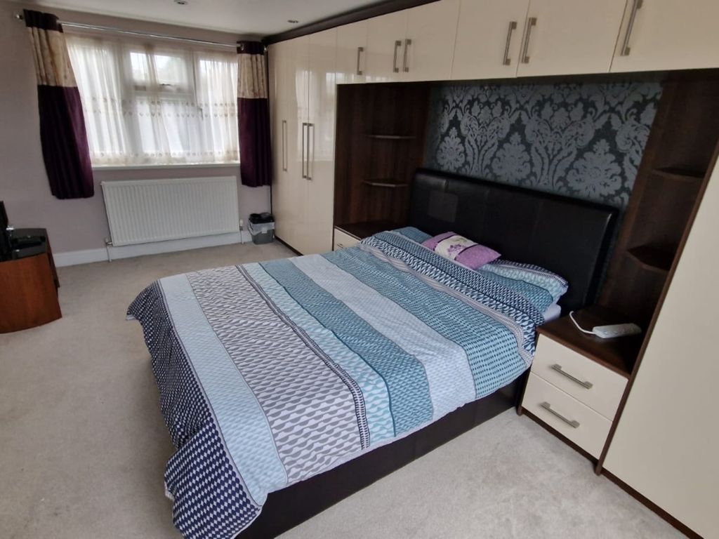 Room to rent in Westrow Drive, Room 9, Barking IG11, £1,200 pcm