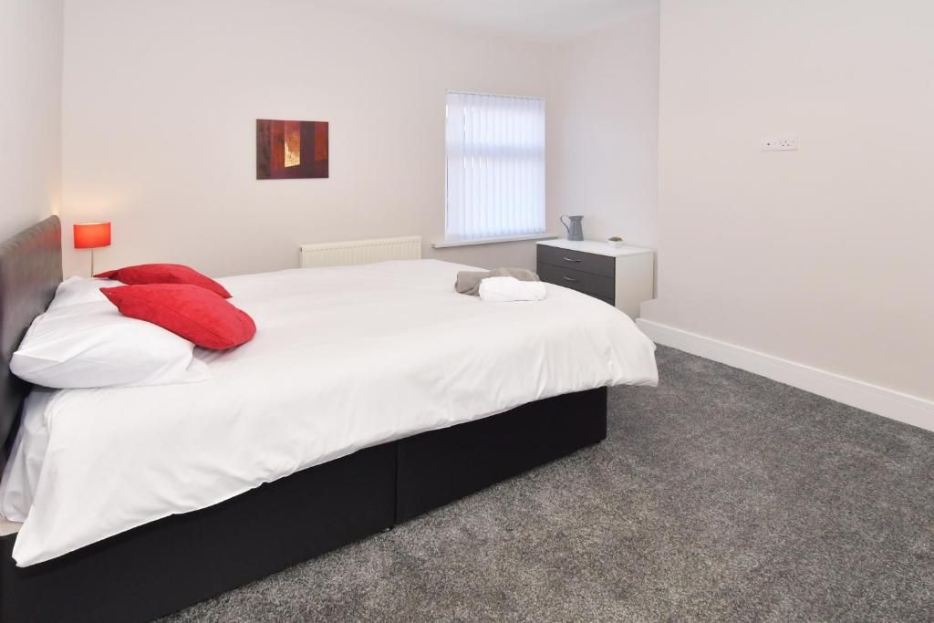 Room to rent in Warrington Road, Stoke On Trent ST1, £450 pcm
