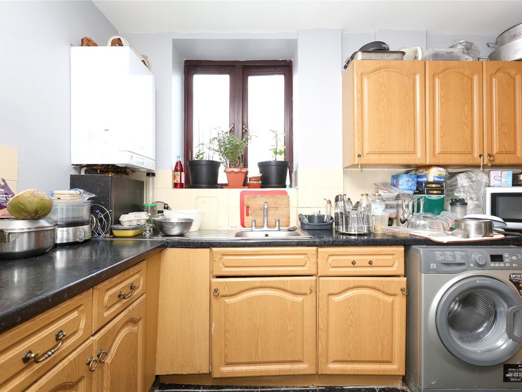 3 bed flat for sale in Warwick Grove, London E5, £420,000