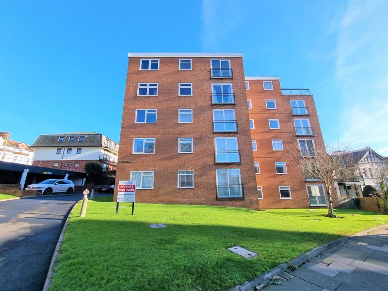 2 bed flat to rent in Grand Drive, Leigh-On-Sea SS9, £1,400 pcm