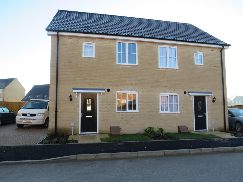 2 bed property to rent in Marina Close, Thetford IP24, £950 pcm