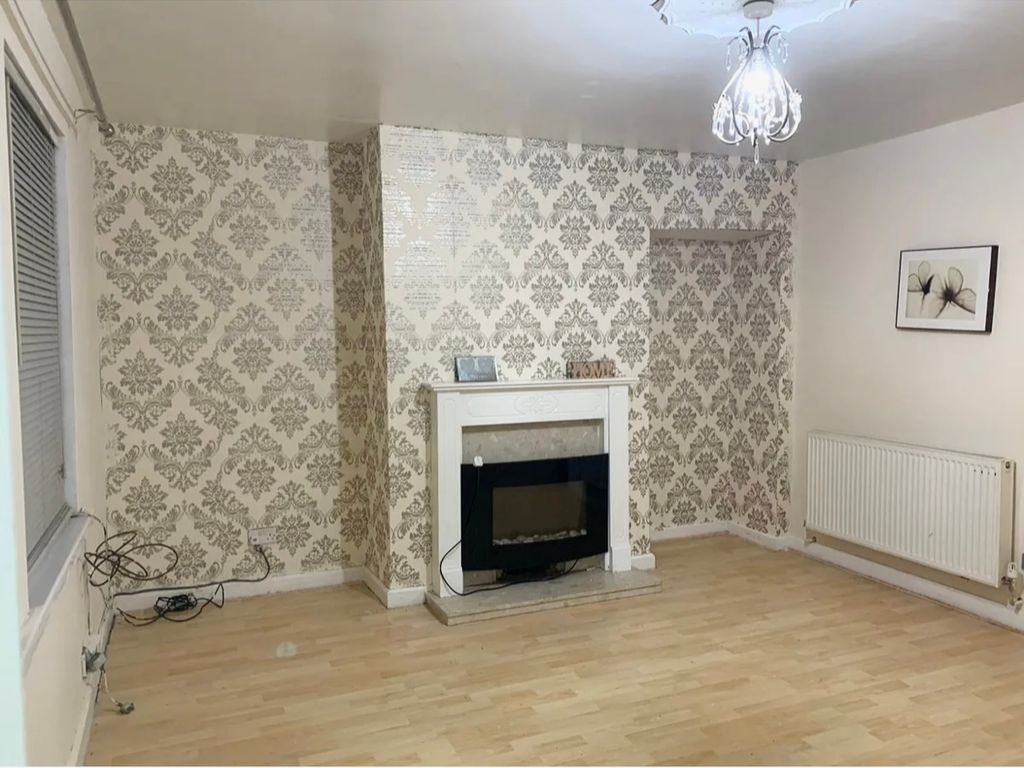 3 bed semi-detached house to rent in Moser Crescent, Bradford BD2, £800 pcm