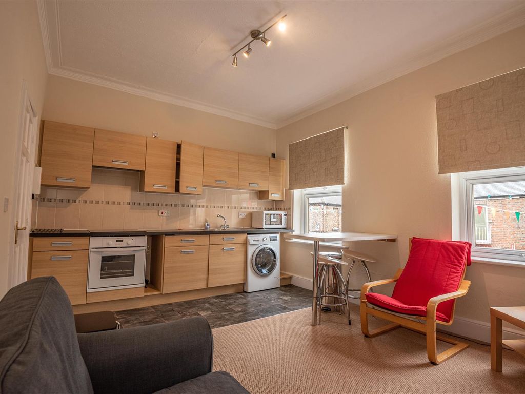2 bed flat to rent in Bishopthorpe Road, York YO23, £850 pcm
