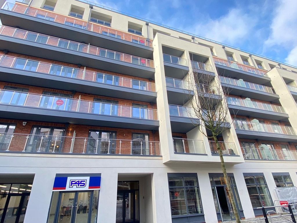 2 bed flat to rent in The Colonnade, Maidenhead SL6, £1,850 pcm