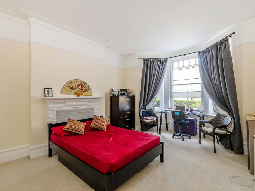 3 bed flat for sale in Fortune Green Road, West Hampstead, London NW6, £600,000