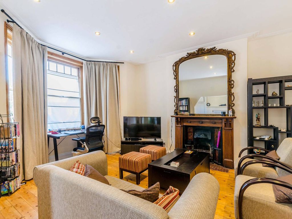3 bed flat for sale in Fortune Green Road, West Hampstead, London NW6, £600,000