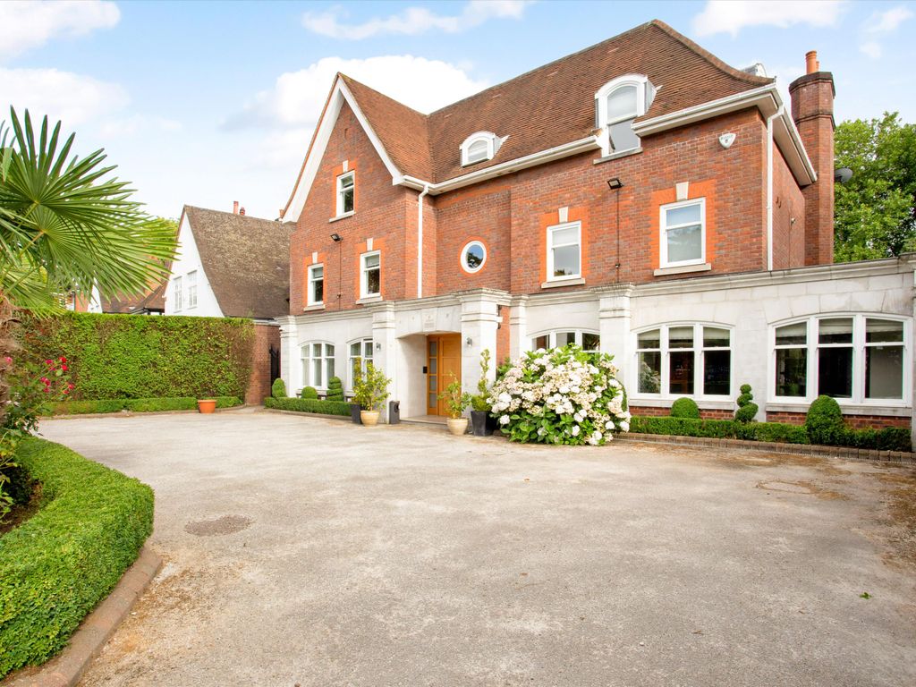 6 bed detached house to rent in The Bishops Avenue, Hampstead Garden Suburb N2, £28,167 pcm