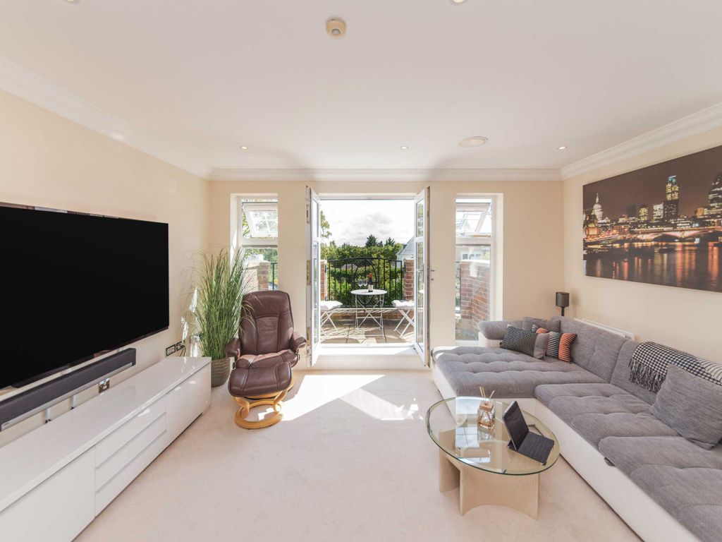 2 bed flat for sale in Beech Hill, Hadley Wood, Hertfordshire EN4, £975,000