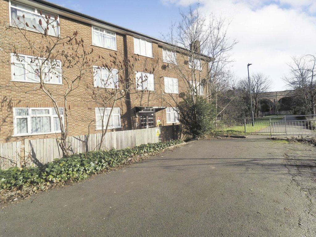 2 bed flat for sale in Riverside Gardens, Wembley HA0, £290,000