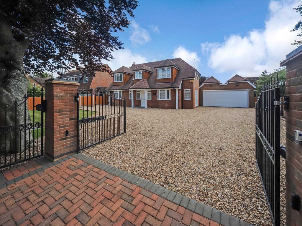 4 bed detached house for sale in Buckland, Aylesbury HP22, £1,200,000