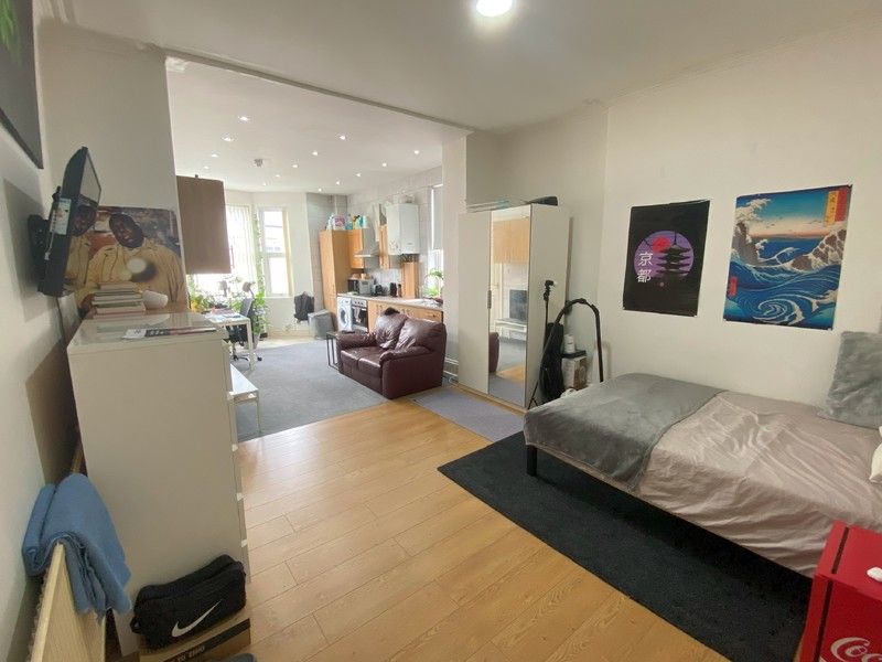 Studio to rent in Marlborough Road, Roath, Cardiff CF23, £825 pcm